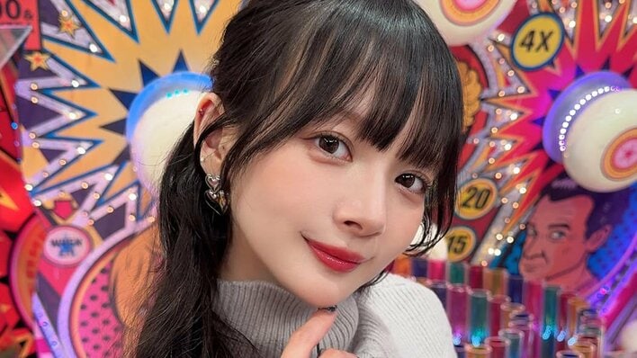 岡田紗佳 ボディライン際立つニット&美脚際立つミニスカブーツ姿に「魅力的な女性」大胆イメチェン姿も披露しファン歓喜