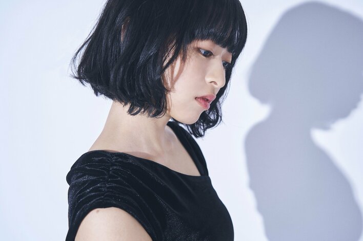 【写真】大人っぽいブラックドレスを着こなす、森七菜の撮り下ろしカットを見る