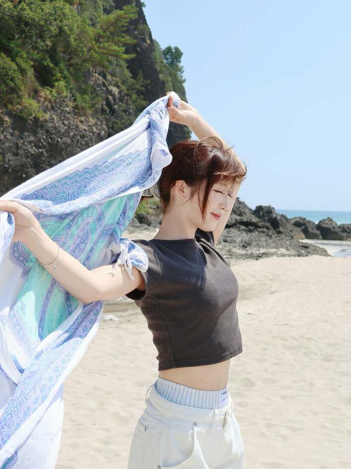 AKB48小栗有以 海で“ウエスト細い”お腹見せショット公開！お気に入りの