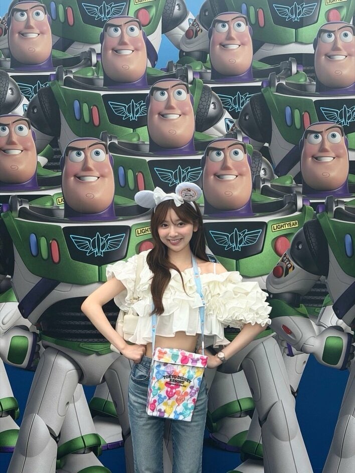 ウエスト細すぎ」NiziU・MIIHI ディズニーで“スタイル抜群”おなか見せ