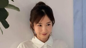 ほしのあき(48) 美脚際立つ超ミニ丈ワンピ姿披露！お団子ヘア＆フリルのガーリーコーデでの上目遣いショットに「ステキです」