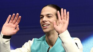 リアルな薔薇が身を包む“王子様”衣装姿が話題！鍵山としのぎ削るロシア出身選手に「衣装すげーな」「お衣装がメルヘンだわ～」【ミラノ・コルティナ五輪】