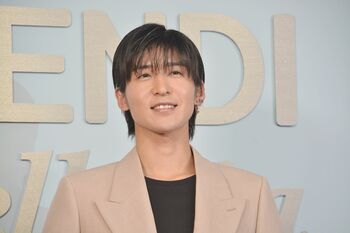 目黒蓮がFENDIの春ファッションに身を包み「大切な人に贈りたい」愛用の財布を紹介