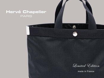 【Herve Chapelier（エルベシャプリエ）】公式オンラインストア限定カラーが登場！究極の黒に「ブラン（白）タグ」が映える、上品なスクエアトート「704CB」を6月27日（土）より発売