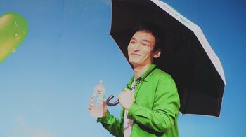 草彅剛 キュートな日傘で登場し、「僕もかわいいですか？」時代を読むには「稲垣吾郎さんの行動を見ていればいい」と力説