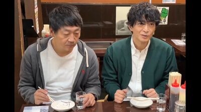 「そんなに見つめられたら…」津田健次郎が“好物”に熱視線！SNS「ワンコみあって可愛い」『ラムネモンキー』