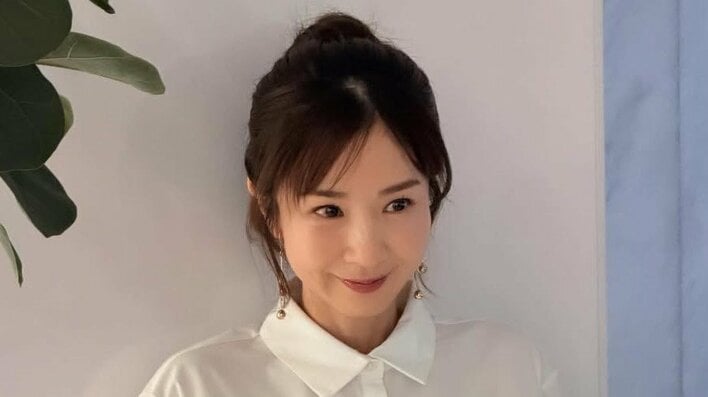 ほしのあき(48) 美脚際立つ超ミニ丈ワンピ姿披露！お団子ヘア＆フリルのガーリーコーデでの上目遣いショットに「ステキです」