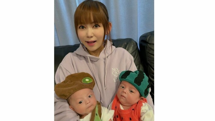 「イケメン確定」中川翔子 生後4週間双子の全身フルーツに包まれる姿を披露!チロルチョコのロンパース姿でキリッと顔でカメラ目線決めるショットも