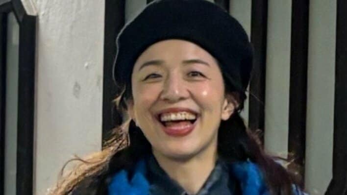 【画像4枚】浜口京子 秋冬先取りの“上級”私服コーデに大反響！差し色アイテム使いこなしたデニムオンデニム姿見る