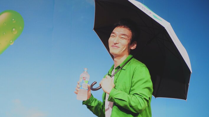 草彅剛 キュートな日傘で登場し、「僕もかわいいですか？」時代を読むには「稲垣吾郎さんの行動を見ていればいい」と力説