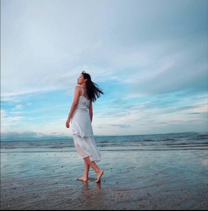 小西真奈美 海辺での白キャミワンピ姿を披露！「笑顔に癒される～」は