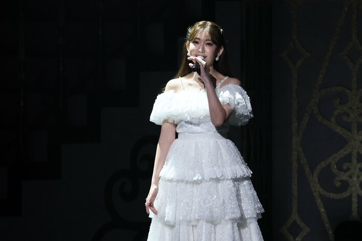 板野友美へそ出しミニスカ衣装で『ツンデレ！』披露「みんな性格も外見