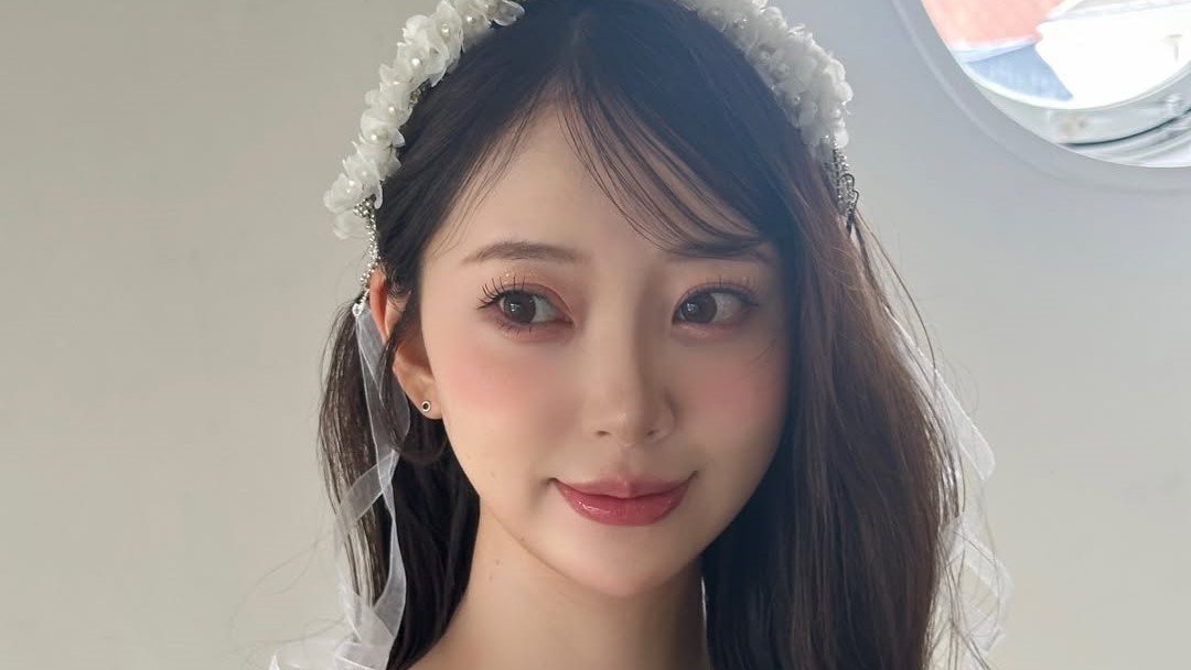 堀未央奈 “絶対領域”見せの超ミニ丈ボトム×ニーハイソックスで抜群の