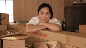 3児の母・杏 自宅で父・渡辺謙からの誕生日プレゼントや大量の購入品を開封！フランス2拠点生活を支える便利アイテムなど段ボールを次々あける姿に「わくわく」