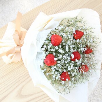 完熟いちご×かすみ草のオンリーワンギフト。生産者の想いと地域ストーリーが詰まった、忘れられないシーンをつくる新定番