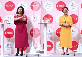 大人気TikToker・ゆうにゃん考案“大人チャーミングピース”に宮本信子、原田美枝子が大照れ