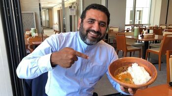 パキスタン大使館の商務参事官が表敬訪問 フジの社内レストランにチャリティーカレーが登場