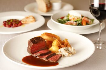 ＜GW限定＞プールサイドの隠れ家ヴィラを特別開放！至高の晩餐『プライムビーフ＆シーフードディナー』販売開始