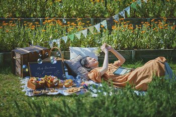 手ぶらで山上に行って楽しめる”おしゃピク”の季節が到来。貸出アイテムが充実した「Garden Picnic2026」春シーズンのご予約受付中。色鮮やかなロケーションが上質で特別なピクニックを演出します