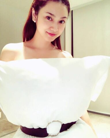 40歳迎えた平愛梨 純白ドレスで美脚披露…と思いきや斬新ファッションに