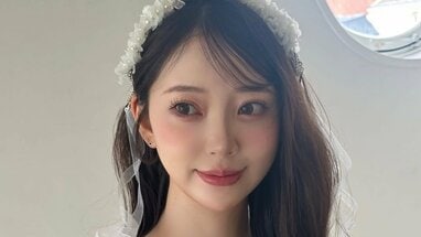 堀未央奈 “絶対領域”見せの超ミニ丈ボトム×ニーハイソックスで抜群の