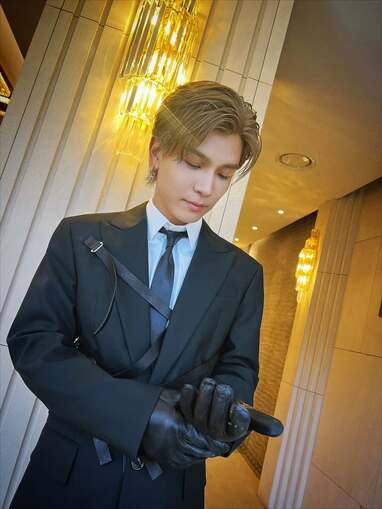 岩田剛典 王子様感あふれる黒スーツ姿＆カジュアルスタイルのギャップ