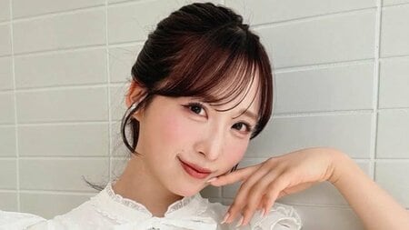 小栗有以 豪華パフェを堪能！甘辛コーデのうっとりショット公開 花びらや金粉がのった“宝石級”の仕上がりに「おしゃれで素敵！」「めちゃくちゃ美味しそう♡」