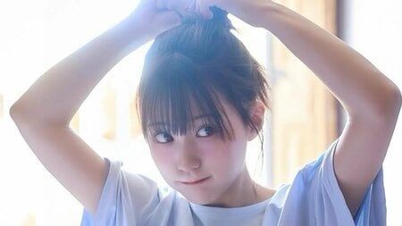 ベッドに横たわる“攻めてる”大胆カット公開！田中美久 妖艶なランジェリー姿＆くびれのライン際立つ水着姿を披露