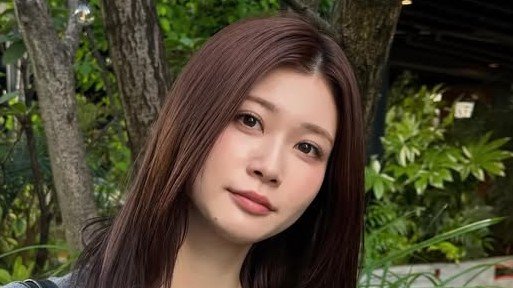生見愛瑠 デコルテちらりな“大人っぽ”モノトーンコーデを披露！洗練された都会的スタイリングに「センス良すぎ」「ルーズ感がいいね」