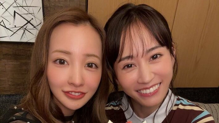 前田敦子＆板野友美「神過ぎる」2S公開！キュートなウインクや互いに頬をくっつける姿に「尊すぎます」「いい笑顔でステキ」など歓喜の嵐