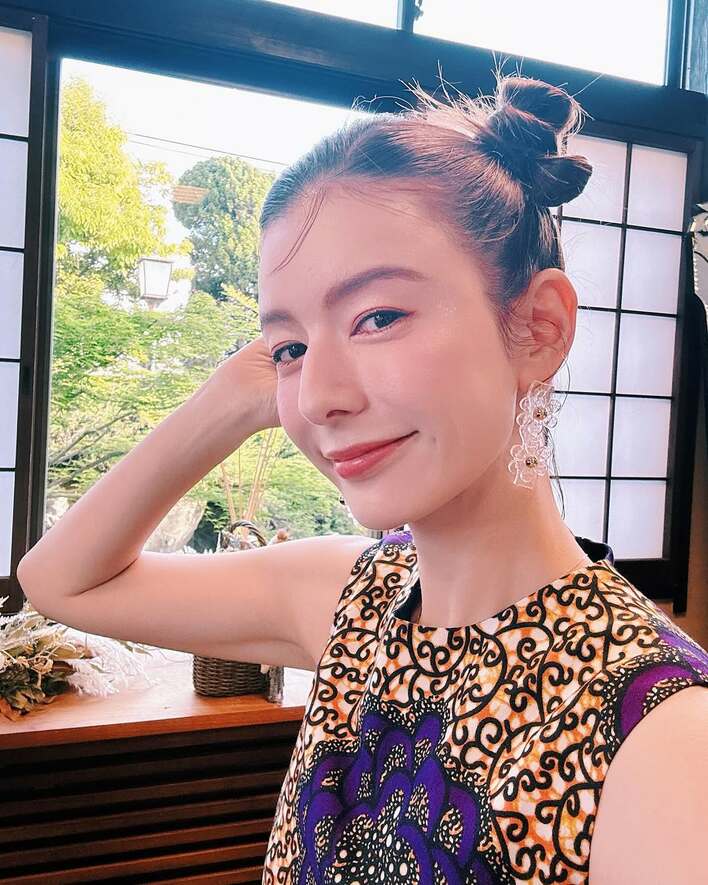 【画像13枚】来館者数が1万人突破！食事を満喫する様子など旅館でのスザンヌを見る