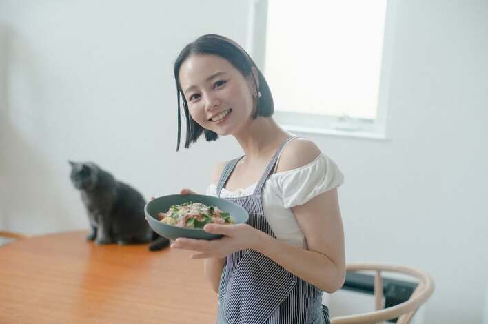 堀北真希さんの妹・NANAMI 自宅を大公開！開放感あふれるキッチンで