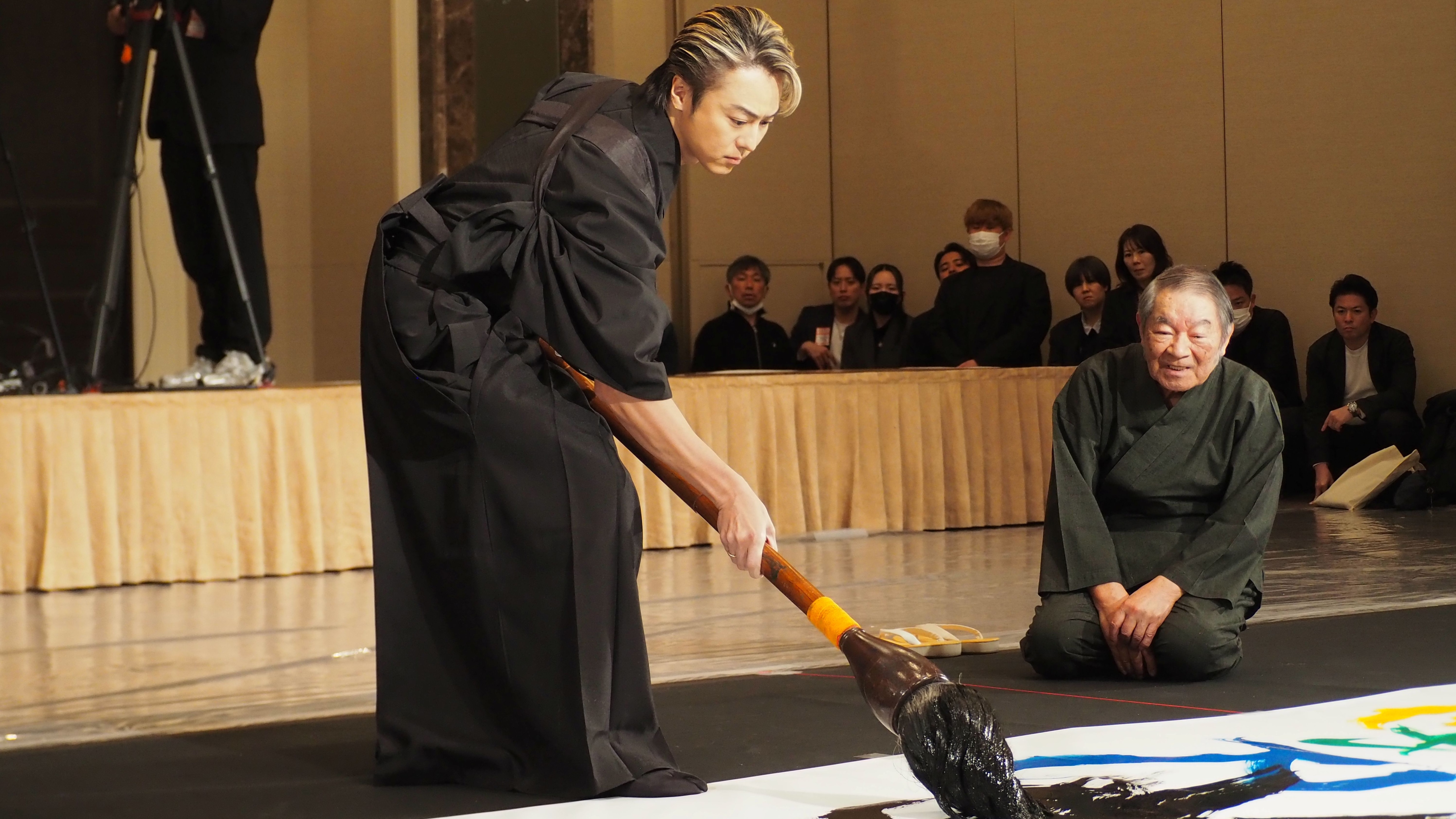 EXILE・TAKAHIRO 袴姿で書道八段の腕前を披露「人生の宝物になりました」SYOINGアーティスト・吉川壽一氏とコラボ書き初め<br /><br />
