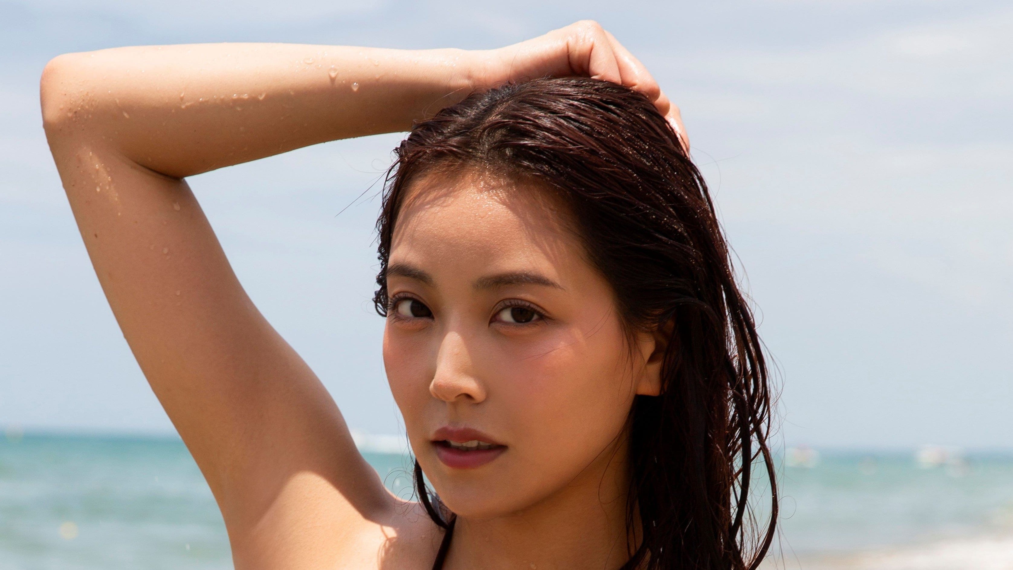 元NMB48・白間美瑠 “衝撃の限界突破”黒ビキニ姿でヘルシー肌を大胆に