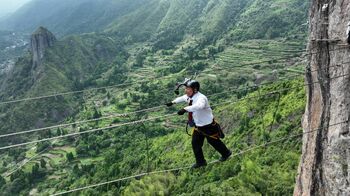 酒井貴士「人生で一番怖い」「死んだかと思った」中国の“最恐絶叫アクティビティ”崖登り＆悪魔のブランコに挑戦！