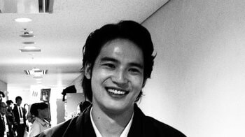 「和装がお似合い」水上恒司 袴姿で爽やかな笑顔のショット公開！大役を務め上げた裏でのオフ感あふれるモノクロ写真に「良い顔してますね」