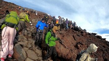 【富士山 山開き】“新ルール”導入で外国人登山客のトラブル減少 ゲート前で入山拒否も…富士山レンジャー「観光ではなく“登山”」