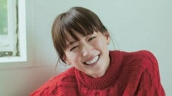 「愛くるしくて素敵」綾瀬はるか “盗み食いのモグモグ動画”公開！カレンダー撮影でのほっこりオフショットに「コソコソ食べる子供みたい」