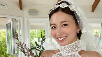 指輪キラリ！岡崎紗絵 ウェディングドレス姿を披露 オーストラリアの海やコアラとの2ショットも「全部素敵過ぎてたまらない」「見とれちゃいます」