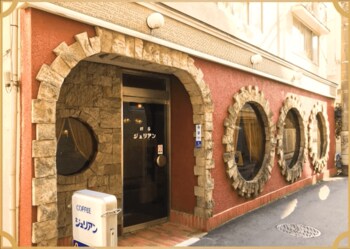 赤と緑が鮮やかなペアソーダが人気！神奈川県・藤沢の喫茶店「ジュリアン」をご紹介！『純喫茶に恋をして』ロケ地