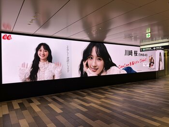 CanCam新専属モデル・川崎 桜の巨大サイネージ広告が渋谷スクランブルスクエア アーバン・コアB2階に登場中!!