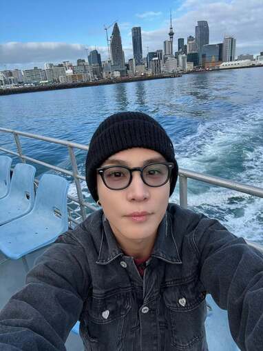 眼福！」岩田剛典 絶景バックの“爆イケ”自撮りショットを大放出