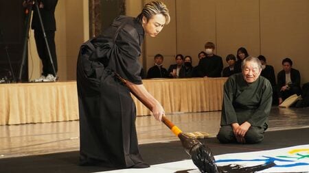 EXILE・TAKAHIRO 袴姿で書道八段の腕前を披露「人生の宝物になりました」SYOINGアーティスト・吉川壽一氏とコラボ書き初め