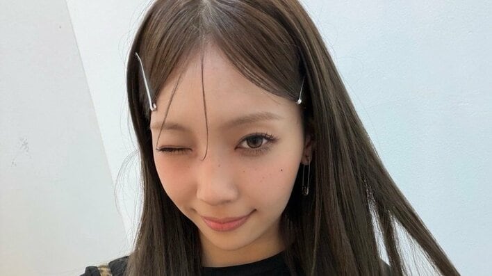 NiziU・MAYUKA “ヘソの位置バグ”大胆おなか出しコーデ披露！引き締まったほっそりくびれに「ビジュ神ってる」