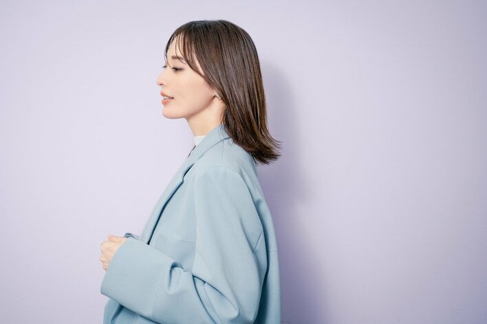 【写真11枚】おちゃめな“ハートポーズ”も！月城かなとの撮り下ろしカットを見る