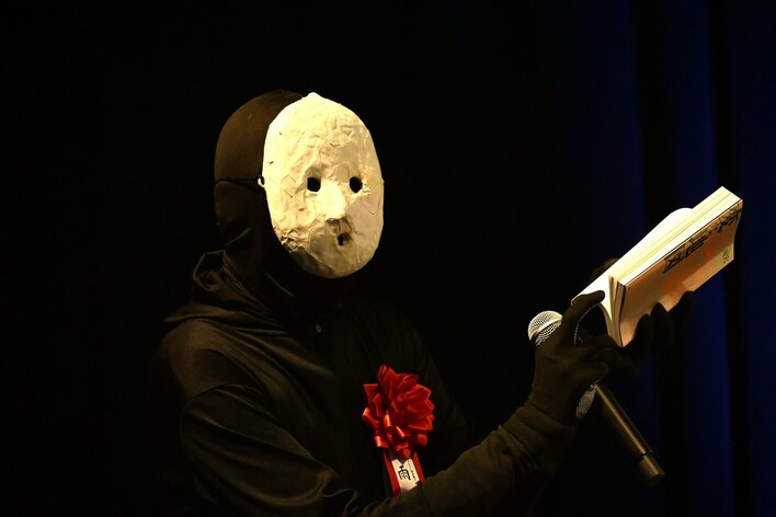 雨穴 授賞式で手袋つけ靴下にカンペ!?「間違ってお面が取れるかもしれ