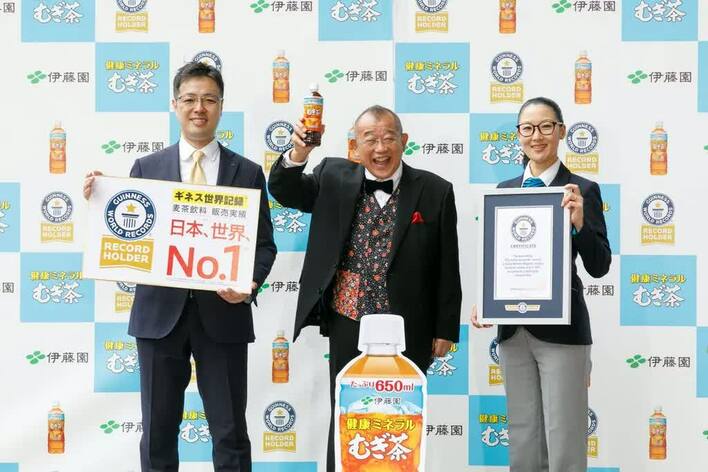 笑福亭鶴瓶 キャラクターを務める飲料がギネス記録！顔入り気球