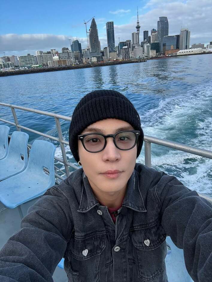 眼福！」岩田剛典 絶景バックの“爆イケ”自撮りショットを大放出