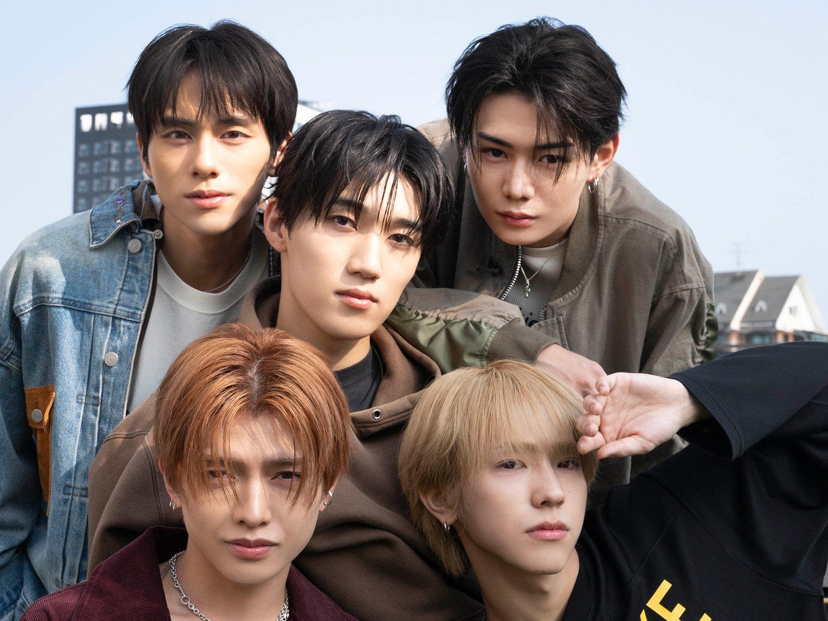 注目ボーイズグループ・WILD BLUEの仲良し密着ショットや韓国での 