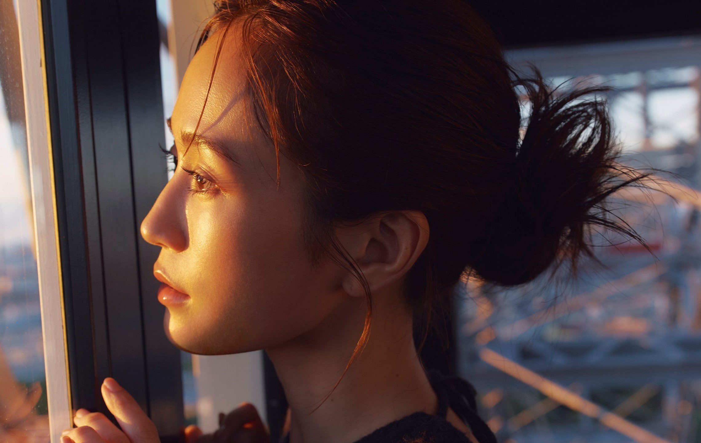 大人の魅力が止まらない！前田敦子 黒ランジェリー姿でアンニュイな